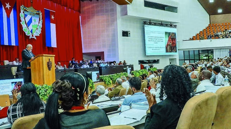 古巴总理曼努埃尔·马雷罗·克鲁斯在会议上发表讲话。