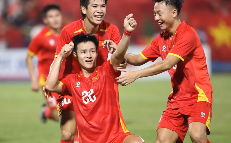 第70分钟，文顺传球给清闲，后者带球杀入禁区，果断射门，皮球直挂客队球门远角。