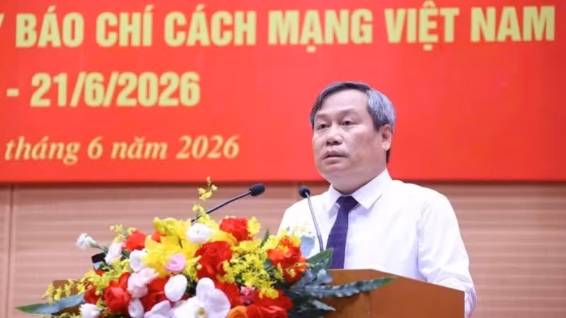 河内市人民委员会主席武大胜在见面会上发言。