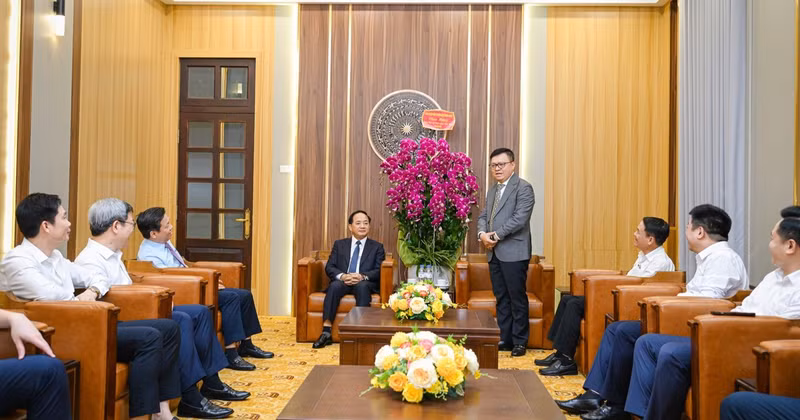 越南《人民报》社总编辑黎国明感谢郑文决同志的关心、鼓励和深刻指导。