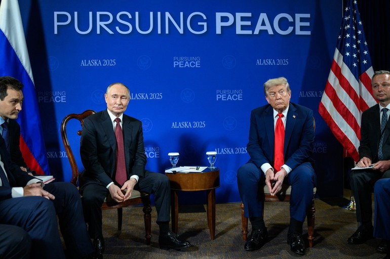 美国总统唐纳德·特朗普（右）与俄罗斯总统弗拉基米尔·普京在阿拉斯加会晤。（图片来源：白宫粉丝页）