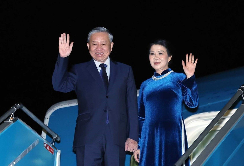 苏林总书记和夫人启程对大不列颠及北爱尔兰联合王国进行正式访问