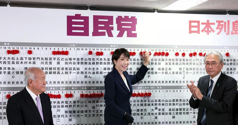 日本首相、自民党（LDP）领导人高市早苗于2026年2月8日在东京，为在众议院选举中获胜的本党候选人张贴姓名牌。图片来源：越通社