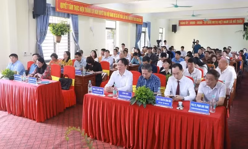 4月17日上午举行的专题研讨会成为管理者、科学家和企业家共同为宣光省胡头乡保护山雪古茶基因资源、通过循环农业旅游高效开发经济价值“献策”的重要平台。（图片来源：辉幸）