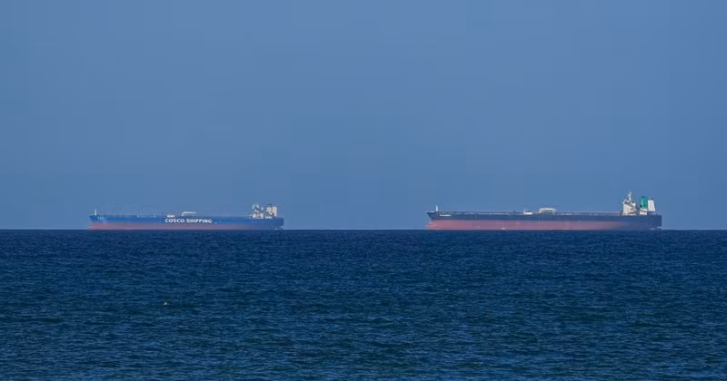 等待通过霍尔木兹海峡的货船。图片来源：阿纳多卢通讯社/越通社发