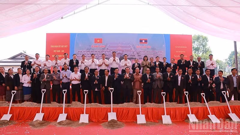 与会代表出席动工仪式。