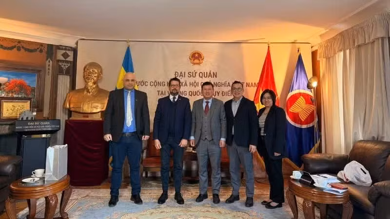 两位大使与越南驻瑞典大使馆和古巴驻瑞典大使馆的工作人员合影留念。（图片由越南驻瑞典大使馆提供）