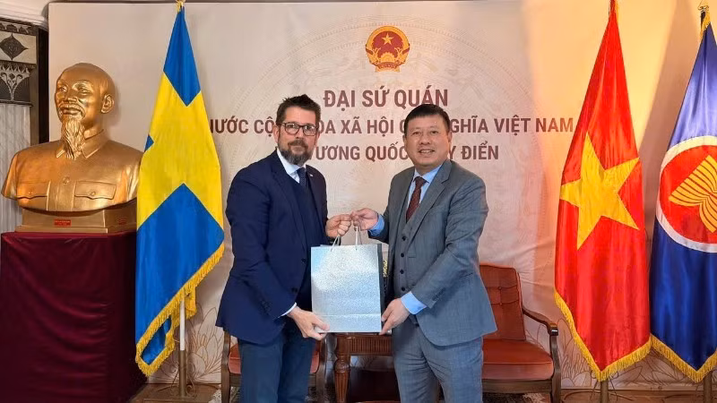 越南驻瑞典大使陈文俊亲切会见了新任古巴驻瑞典大使拉乌尔·德尔加多·孔塞普西翁。（图片由越南驻瑞典大使馆提供）