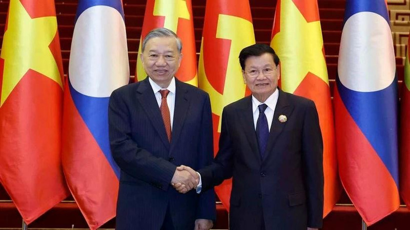 越共中央总书记苏林与老挝人民革命党中央总书记、国家主席通伦·西苏里共同主持越南共产党与老挝人民革命党高级别会晤。图片来源：越通社