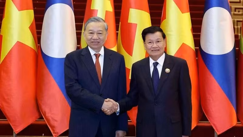 越共中央总书记苏林与老挝人民革命党中央总书记、国家主席通伦·西苏里共同主持越南共产党与老挝人民革命党高级别会晤。图片来源：越通社