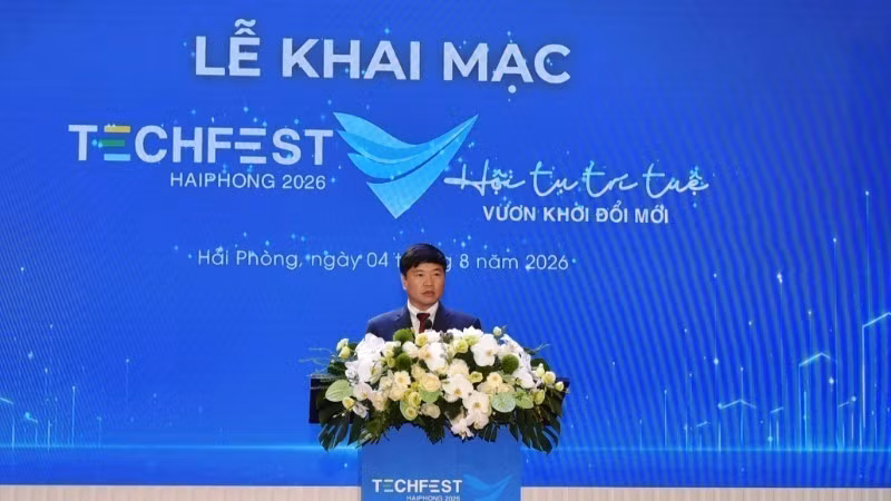 海防市人民委员会副主席黄明强致开幕词。