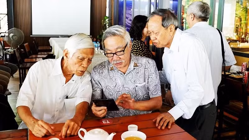 谈判团团长梁文自（右）回顾20年前的记忆。图片来源：海南 摄
