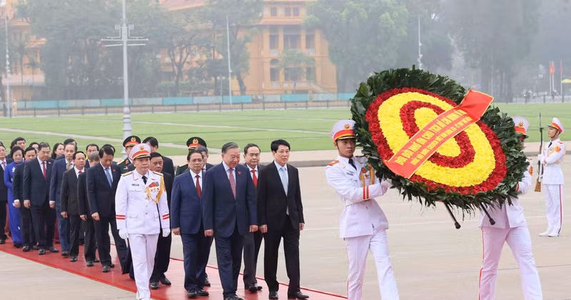 越共中央总书记苏林与其他党政领导人及第十六届国会代表一同前往胡志明主席陵敬献花圈。图片来源：越通社