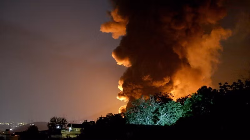 袭击发生后，伊朗德黑兰上空冒起浓烟。（图片来源：AA/越通社）