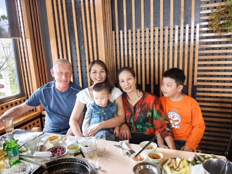 黄秋姮与丈夫斯托赫马尔·马雷克在越南春节期间围坐共进年夜饭。