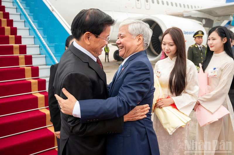 越共中央政治局委员、越南国会常务副主席杜文战等领导迎接老挝人民革命党中央委员会总书记、国家主席通伦·西苏里一行。