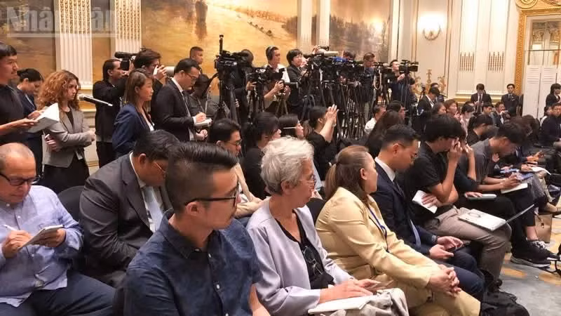 众多国际记者出席新闻发布会。（图片来源：春山 摄）