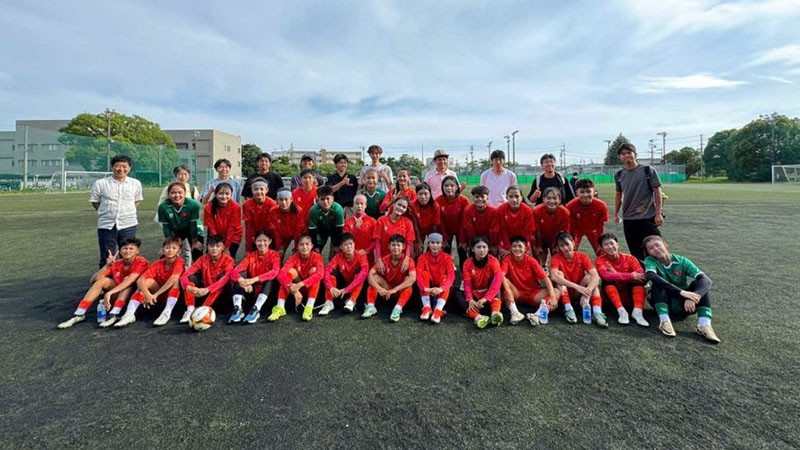 越南U20女足球员与在静冈大学留学的越南留学生合影留念。（图片来源：越南足协）