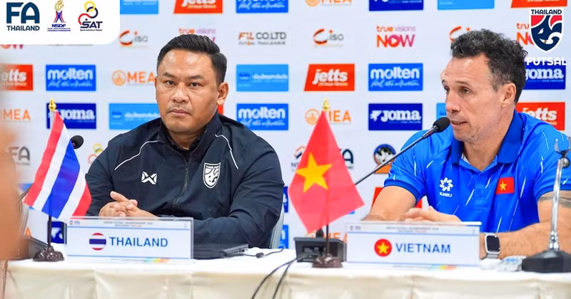 迭戈·朱斯托齐（右）和泰国五人制足球队教练拉克蓬·赛内特甘在新闻发布会上回答记者的提问。（图片来源：FAT）