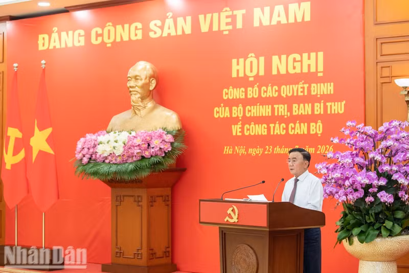 越共中央政治局委员、中央书记处常务书记陈锦秀同志出席会议并颁发相关决定。（图片来源：世代 摄）