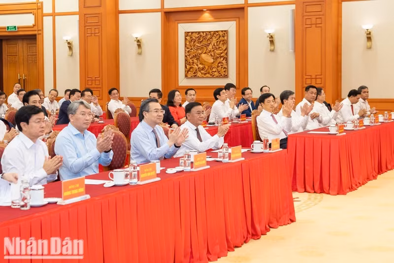 中央政治局委员、中央书记处书记、中央委员出席会议。（图片来源：世代 摄）