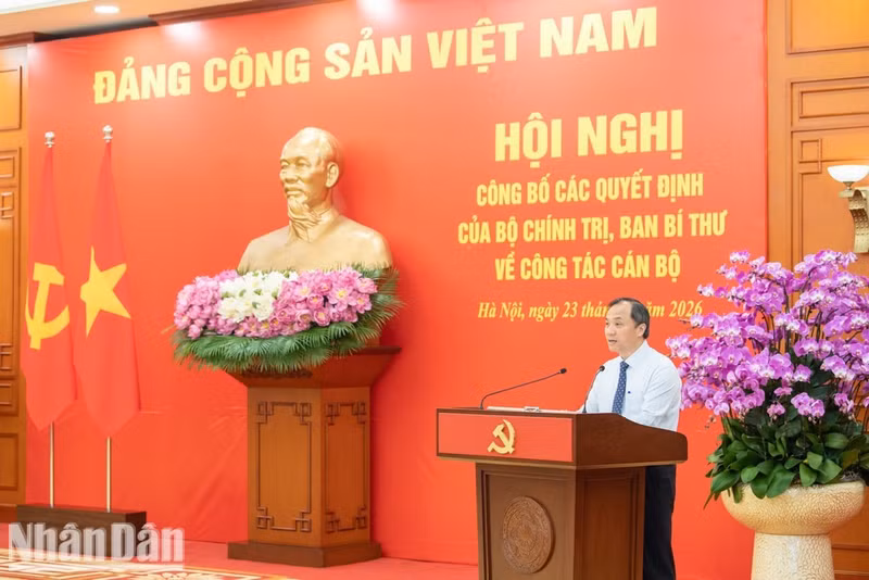 中央组织部副部长黄忠勇宣读相关决定。（图片来源：世代 摄）