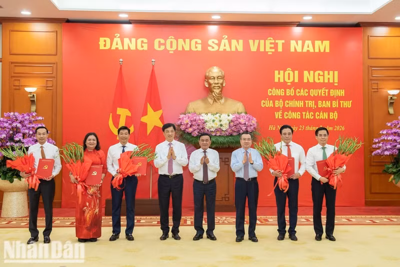 越共中央书记处常务书记陈锦秀同志颁发决定书；阮维玉同志和阮青毅同志向获新任命的同志献花祝贺。（图片来源：世代 摄）