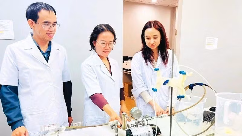 河内建设大学环境工程系教授、越日高科技研究所所长陈氏越娥（中）荣获2025年科瓦列夫斯卡娅奖。摄影：黎翠