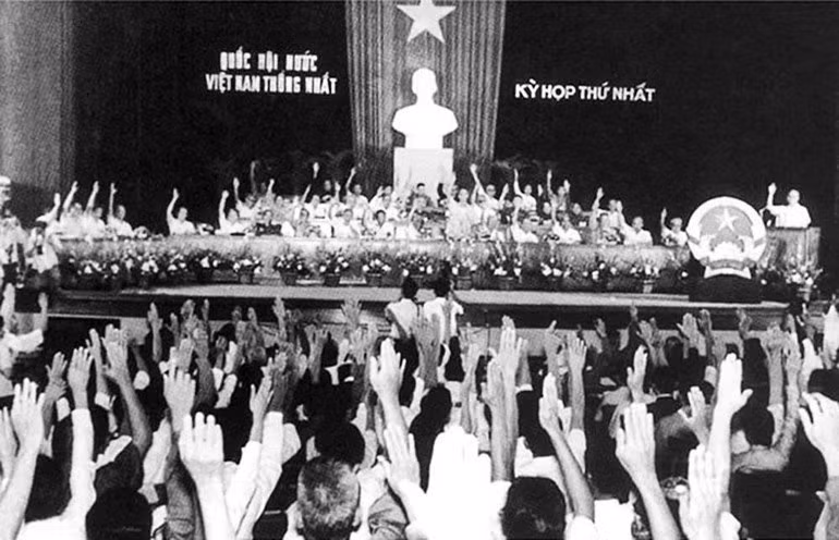 第六届（1976–1981）国会选举于1976年4月25日举行，共选出492名代表。图为1976年6月2日统一国会第一次会议上，表决通过国旗、国徽和国歌的场景。