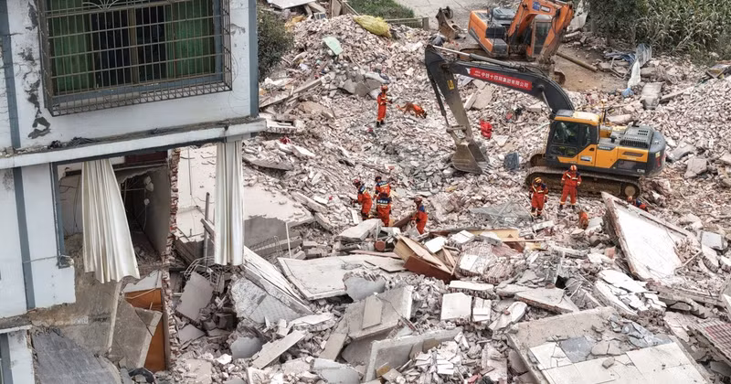 2026年5月18日，救援人员在中国广西壮族自治区柳州市地震现场搜救遇难及失踪人员。图片来源：新华社/越通社 发