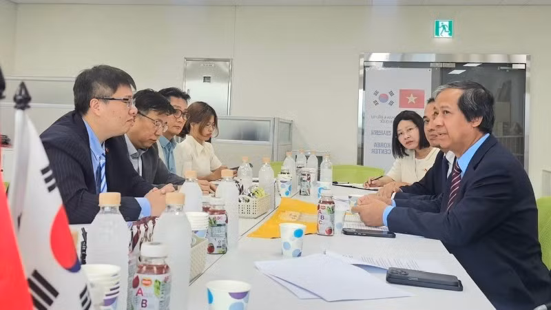双方举行工作会议。