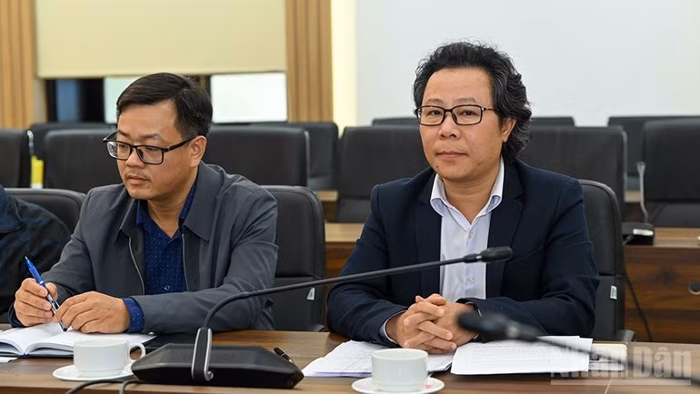 《人民报》科技部主任、记者联合会主席武梅皇同志（右）在座谈会上发言。（图片来源：世代 摄）