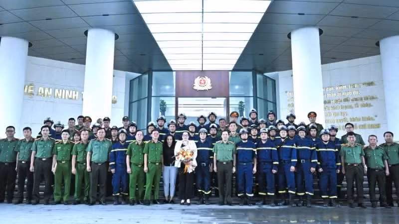 公安部副部长黎文线与工作组成员合影。