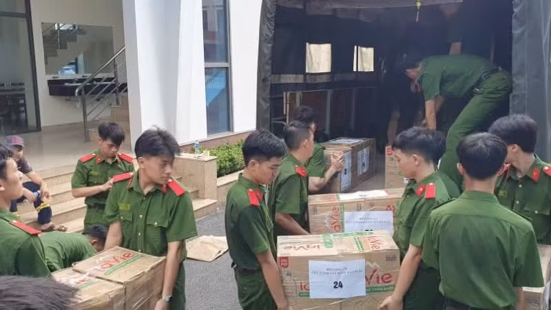 首批，公安部将向委内瑞拉运送约20吨物资。