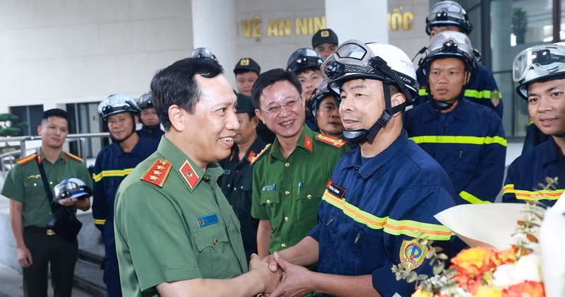 越共中央委员、公安部副部长黎文线上将与工作组成员一一握手。