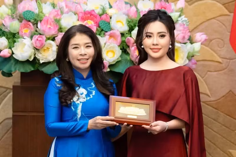 国会办公厅代表向潘氏金莺女士赠送富有越南文化特色的礼品。