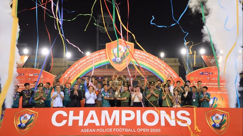 越南人民公安二队表现出色，最终高举本届赛事冠军奖杯，登上最高领奖台。