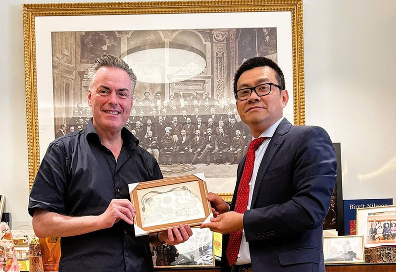 越南驻奥地利大使武黎太黄（右）会见维也纳爱乐乐团主席丹尼尔·弗罗绍尔。