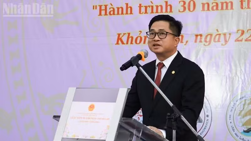 越南驻孔敬总领事丁黄灵强调，总领事馆干部员工将继续以胡志明主席教诲为行动指南。 （图片来源：明胜 摄）