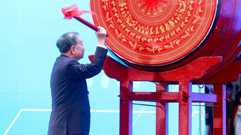 越共中央总书记苏林击鼓迎开学。（图片来源：越通社）