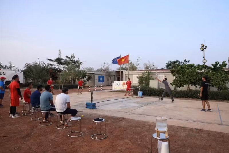第七批二级野战医院干部职工与巴基斯坦工兵单位进行Pickleball友谊赛。图片来源：松隆 摄