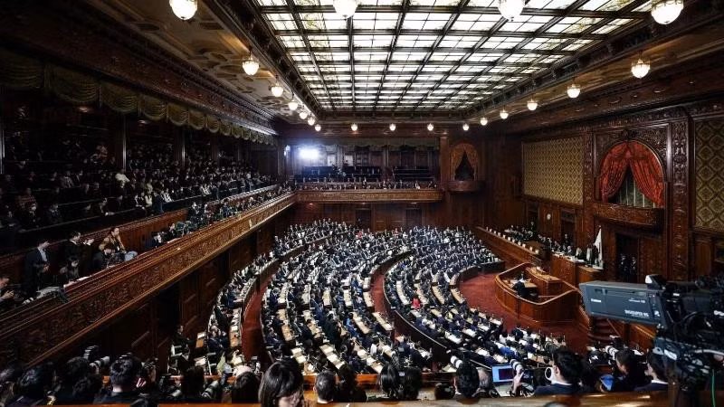 2026年2月18日，日本国会在东京举行会议全景。（图片来源：新华社/越通社 发）