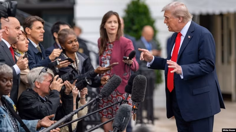 2025年9月16日，美国总统唐纳德·特朗普在前往英国进行国事访问之前，在白宫向媒体发表讲话。