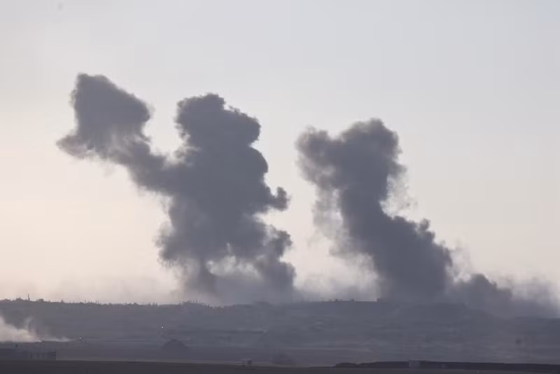 这是9月16日从加沙边境以色列一侧拍摄的加沙地带遭袭后升起浓烟。图片来源：新华社