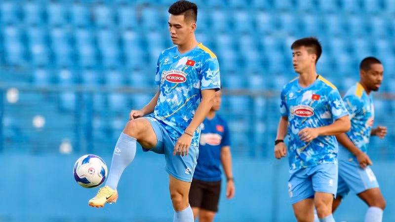 阮进灵与队友一同训练。图片来源：越南足协