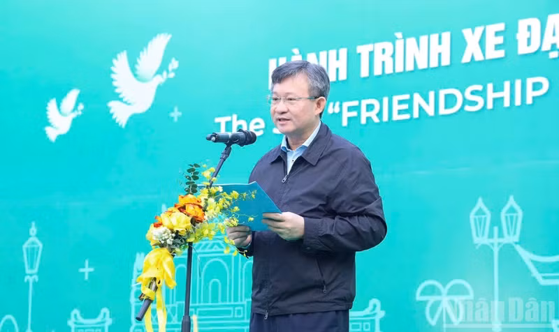 河内市友好组织联合会主席阮玉奇在第五届“绿色河内友谊骑行”活动开幕式上致辞。