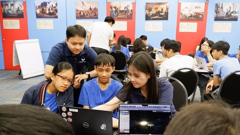 在导师的指导下，学员们练习挖掘和分析 NASA 的开放数据。
