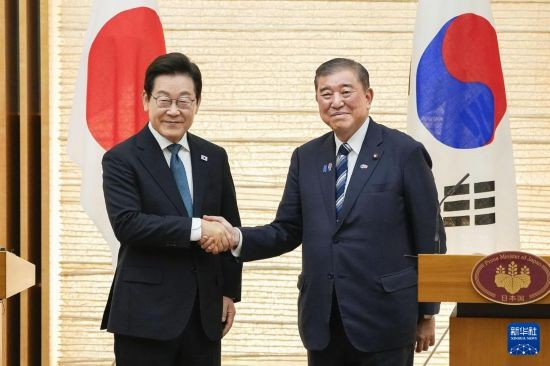 8月23日，在日本东京，韩国总统李在明（左）与日本首相石破茂在共同记者会后握手。新华社/共同社