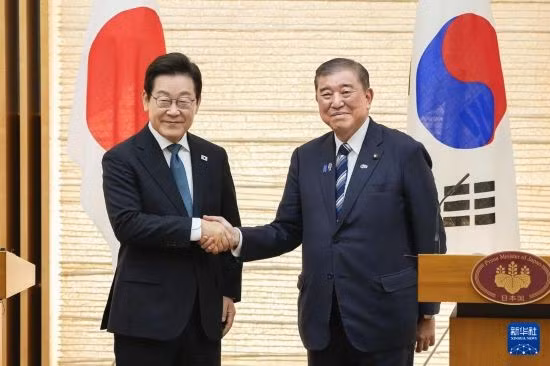 8月23日，在日本东京，韩国总统李在明（左）与日本首相石破茂在共同记者会后握手。新华社/共同社