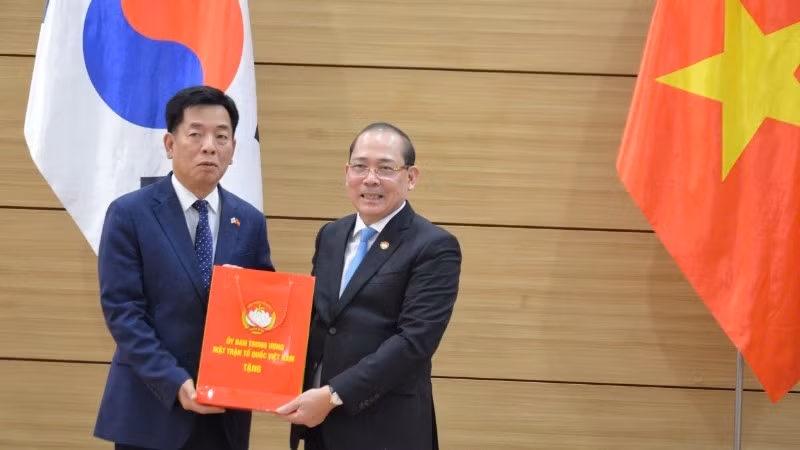 越南祖国阵线中央委员会副主席黄功水向武胡大使赠送纪念品。